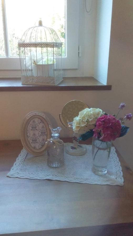 Chambre De Rose - Le Refuge Des Parachutistes - En Bordure Du Marais Neuville-au-Plain Екстериор снимка