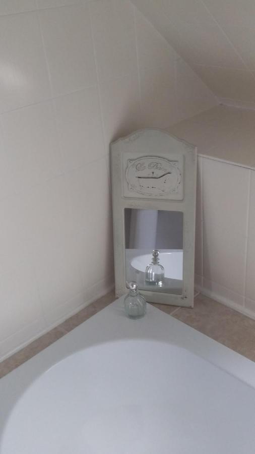 Chambre De Rose - Le Refuge Des Parachutistes - En Bordure Du Marais Neuville-au-Plain Екстериор снимка